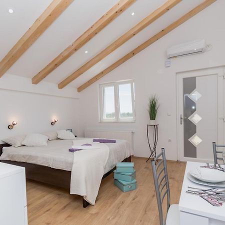 Studio Apartment Harmony NP Krka Lozovac Bagian luar foto