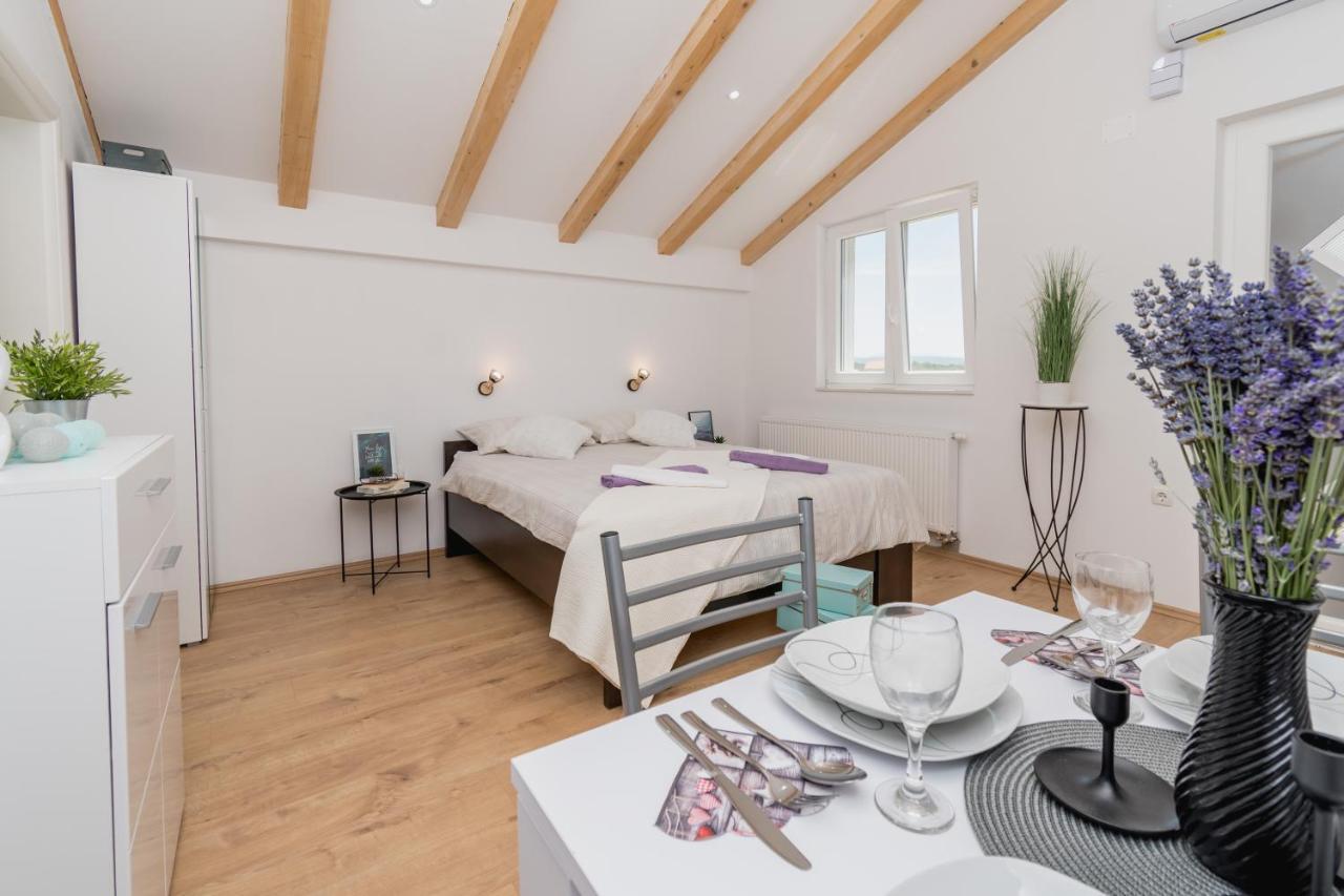 Studio Apartment Harmony NP Krka Lozovac Bagian luar foto